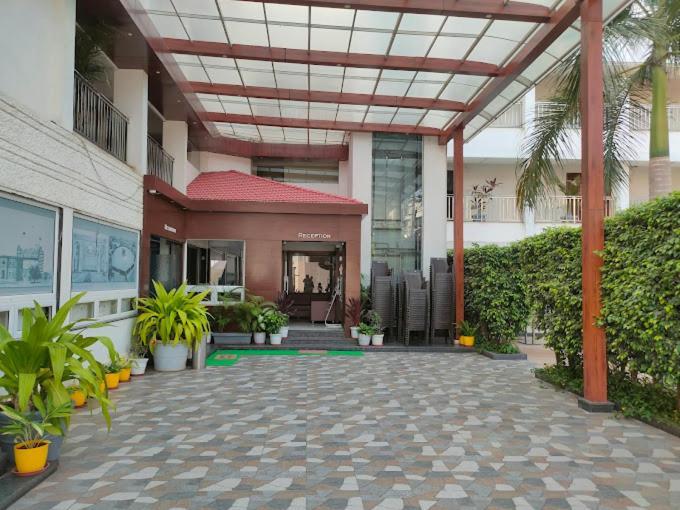 Hotel Madhuvan International Bijāpur Extérieur photo